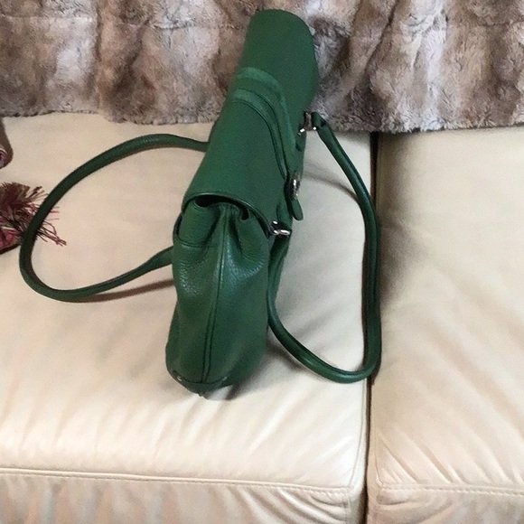 Vintage green Cole Haan purse. Excellent condition. Has magnetic closures - Picture 4 of 5